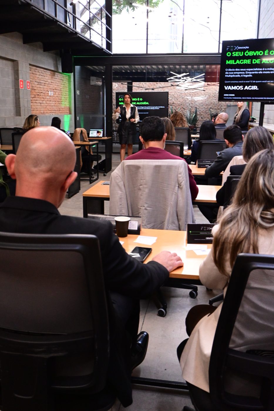 Plateia executiva acompanhando a apresentação do CAFEX na Faculdade FEX Educação